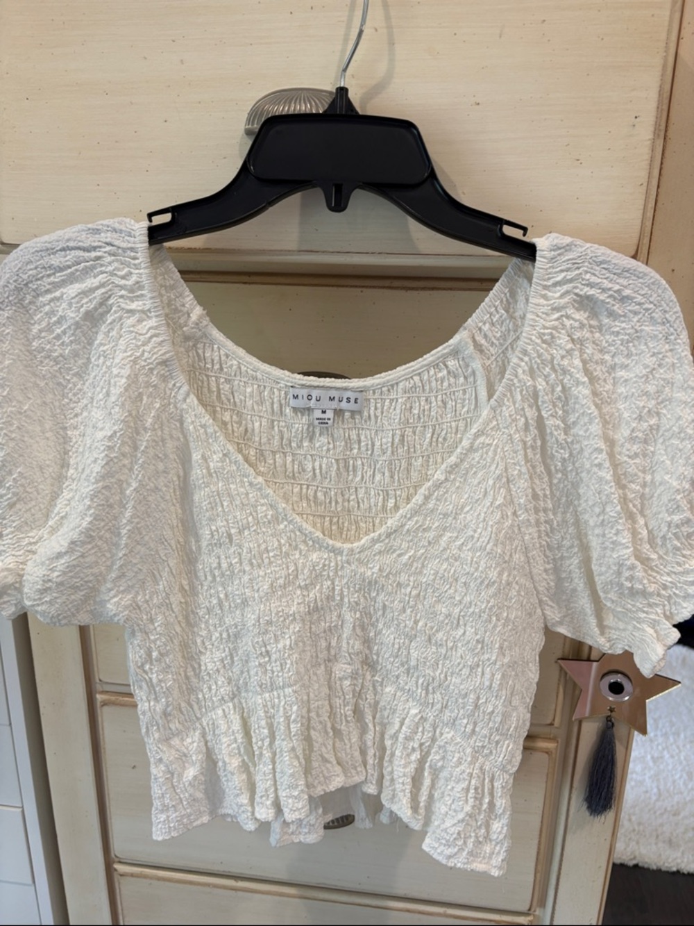 MİOU MUSE White Textured V-Neck Peplum Blouse
